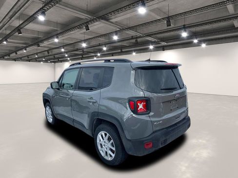 Used 2022 Jeep Renegade Latitude w/ Convenience Group AWD/4WD image 3