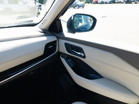 Used 2023 Nissan Rogue SL w/ SL Premium Package image 10