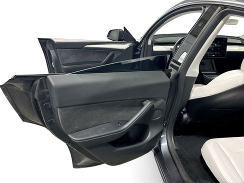 Certified 2023 Tesla Model Y Long Range AWD/4WD image 10
