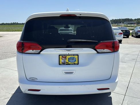 Used 2017 Chrysler Pacifica LX FWD image 5
