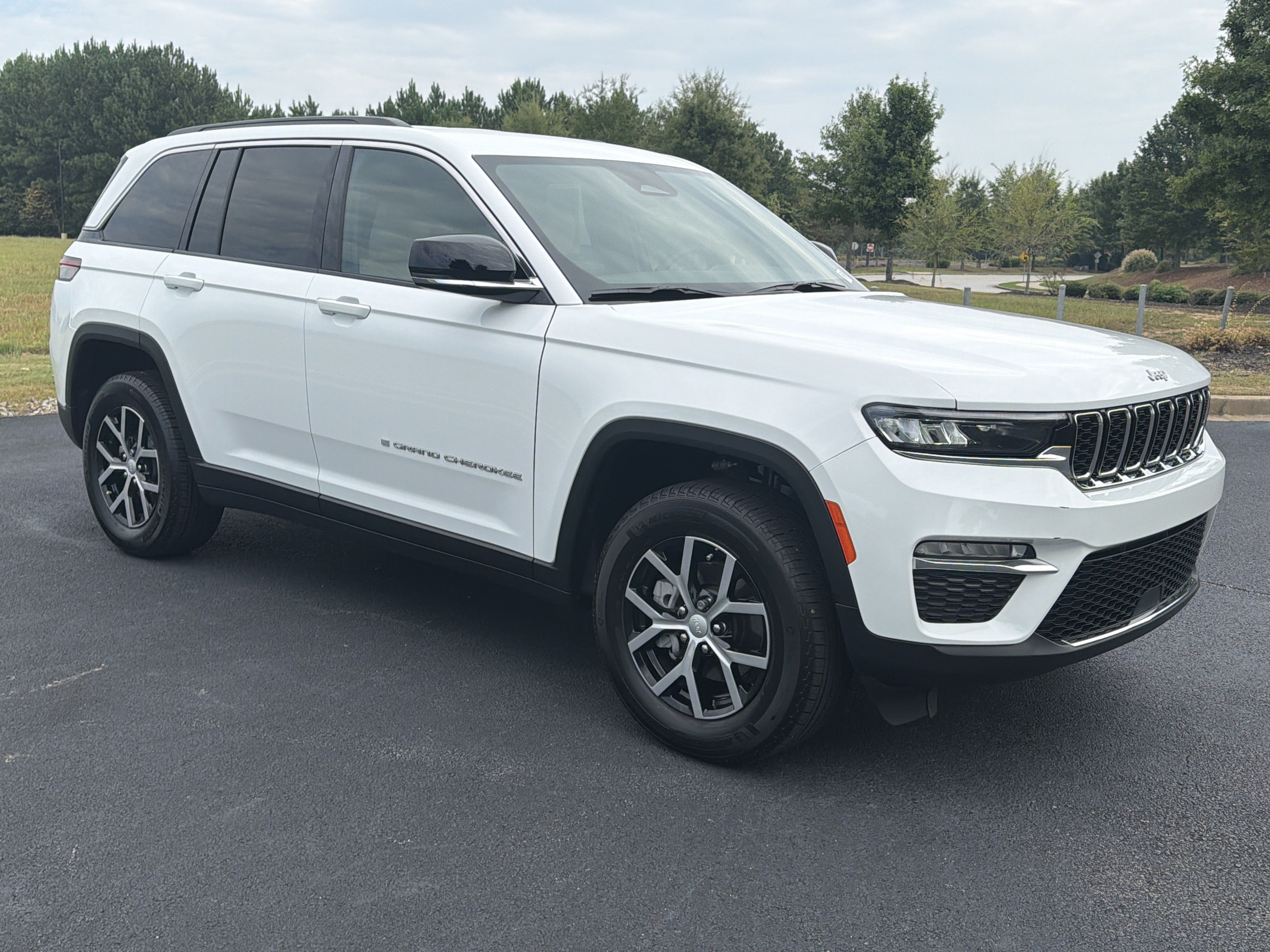 Used 2025 Jeep Grand Cherokee Limited RWD image 2