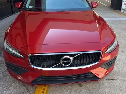 Used 2020 Volvo S60 T6 Momentum image 2