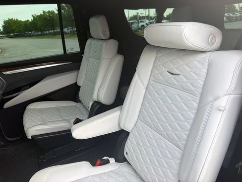 Used 2025 Cadillac Escalade ESV Sport Platinum w/ LPO, ONYX Package AWD/4WD image 11