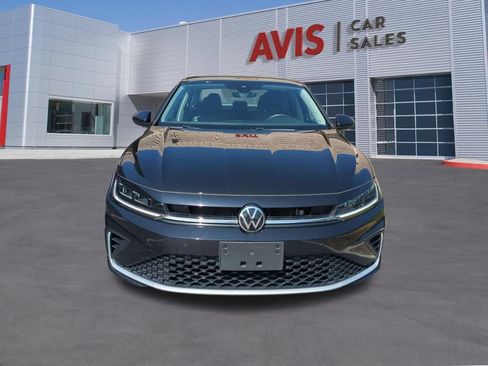 Used 2025 Volkswagen Jetta SE FWD image 2
