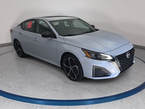 Certified 2023 Nissan Altima 2.5 SR w/ SR Premium Package FWD image 3