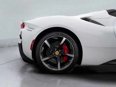 Used 2022 Ferrari SF90 Spider image 20