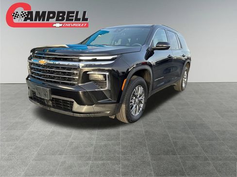 Used 2025 Chevrolet Traverse LT image 1