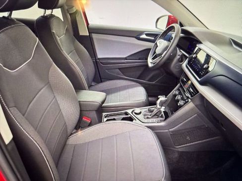 Used 2024 Volkswagen Taos SE w/ Panoramic Sunroof Package image 8