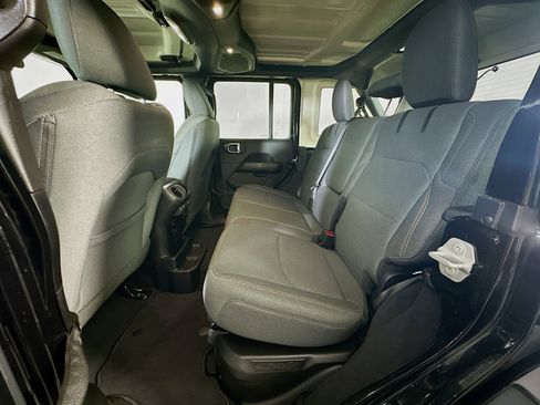 Used 2025 Jeep Wrangler Sahara image 26