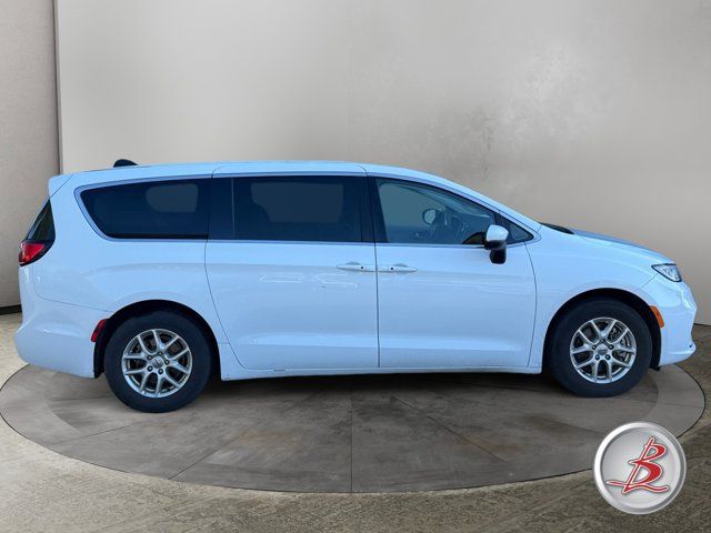 Used 2023 Chrysler Pacifica Touring-L FWD image 8