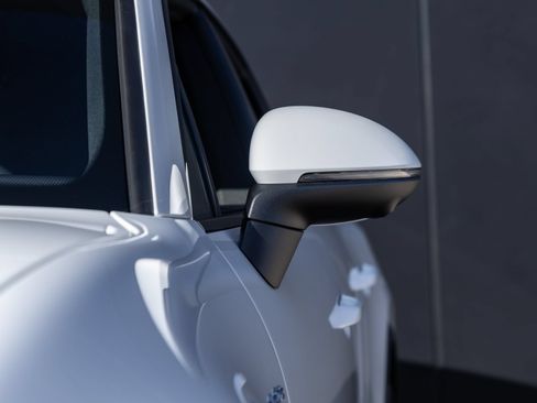 Certified 2025 Porsche Macan 4S Electric AWD/4WD image 19