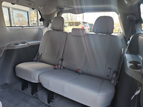 Used 2017 Toyota Sienna XLE Premium image 27