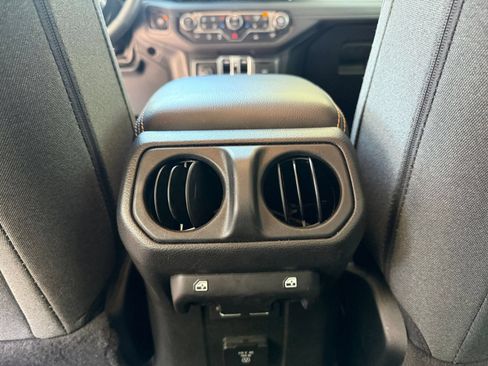 Used 2025 Jeep Wrangler Unlimited Sahara AWD/4WD image 21