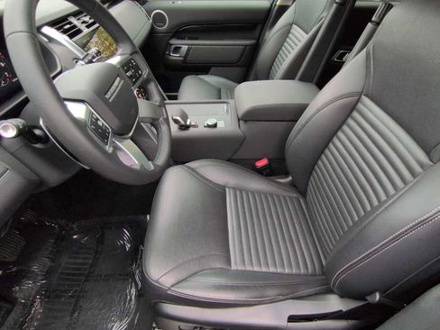 Used 2024 Land Rover Discovery S image 10