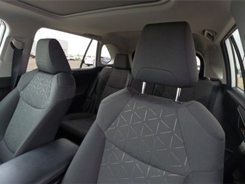 Used 2021 Toyota RAV4 XLE w/ Convenience Package image 14