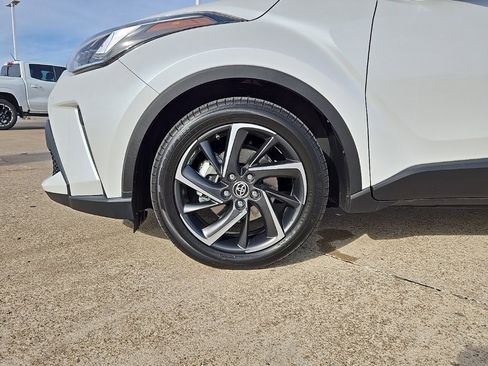 Used 2022 Toyota C-HR XLE image 12