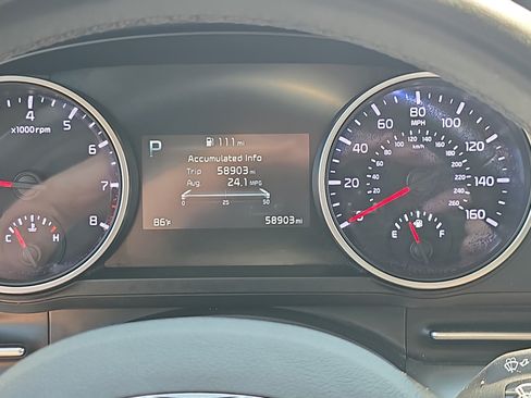 Used 2024 Kia Carnival LX FWD image 18