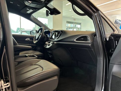 Used 2025 Chrysler Pacifica Select FWD image 22