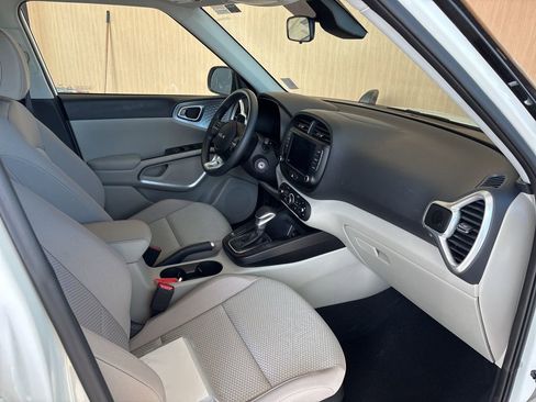 Certified 2025 Kia Soul LX w/ LX Technology Package FWD image 24