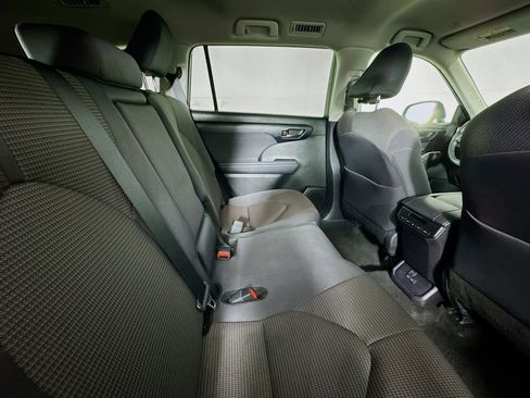 Used 2025 Toyota Highlander LE FWD image 26