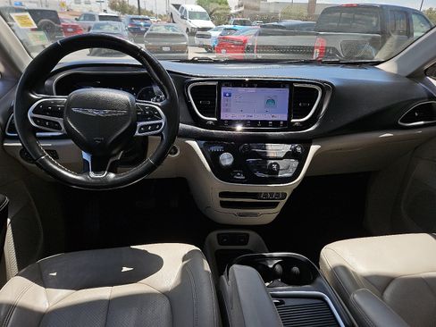 Used 2021 Chrysler Pacifica Touring-L FWD image 7