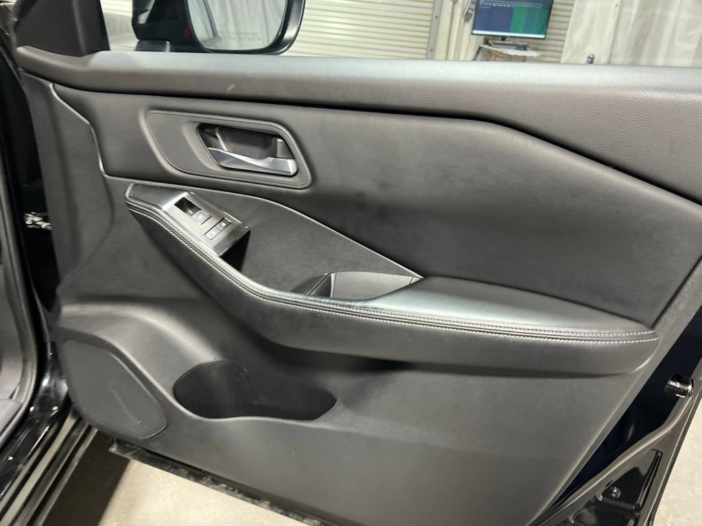 Used 2025 Nissan Rogue SV FWD image 10