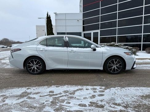 Used 2022 Toyota Camry SE image 2
