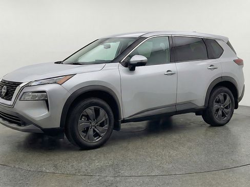 Used 2025 Nissan Rogue SV image 3