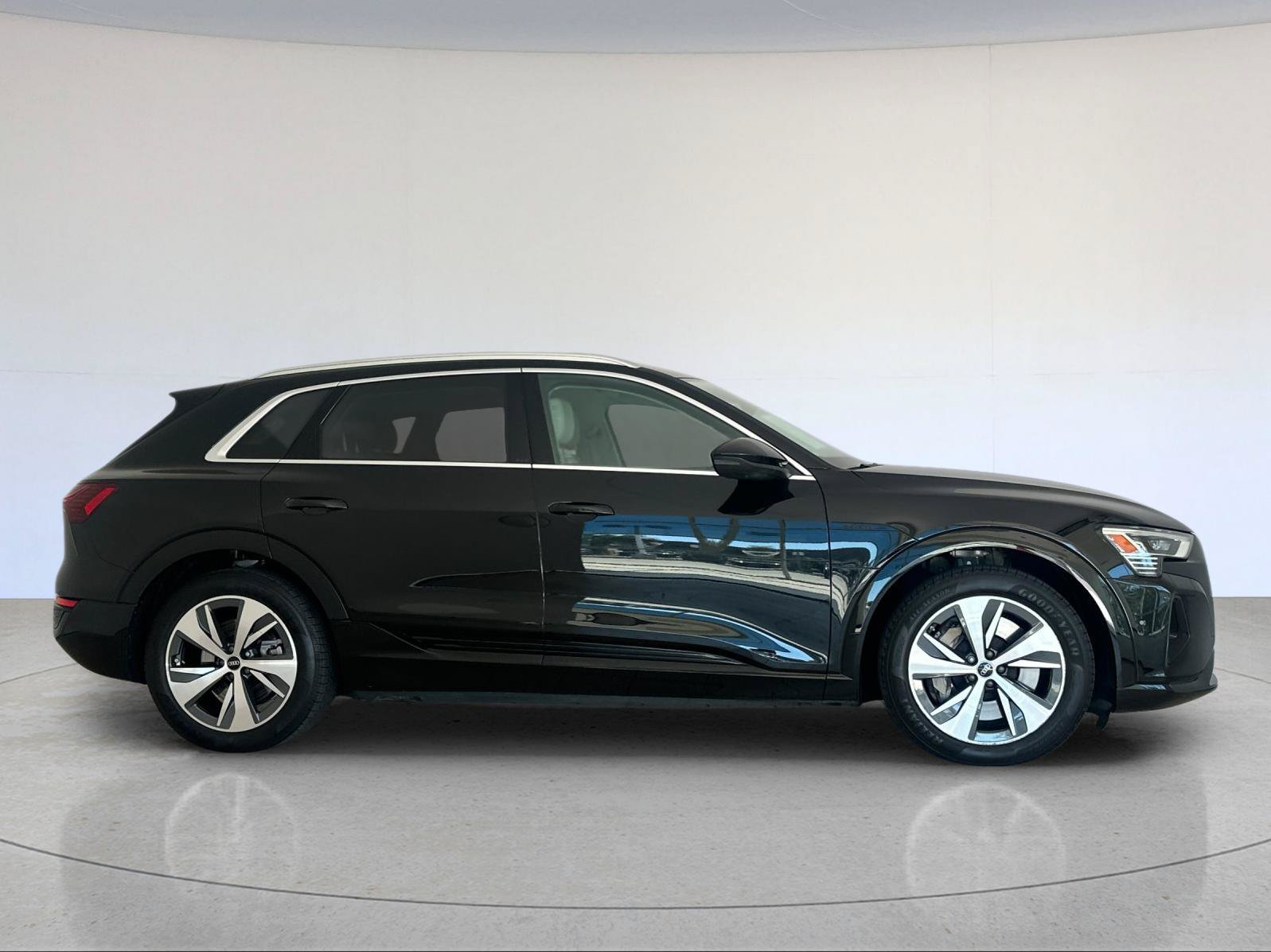 Used 2024 Audi Q8 e-tron Premium Plus w/ Premium Plus Package AWD/4WD image 7