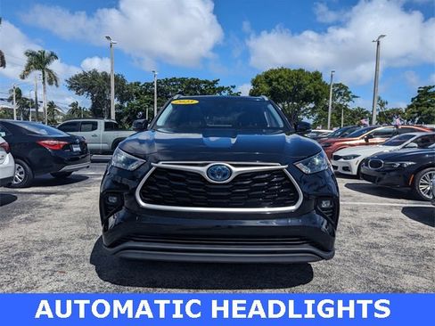 Used 2023 Toyota Highlander XLE image 3