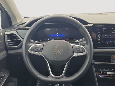 Used 2025 Volkswagen Taos SE AWD/4WD image 18