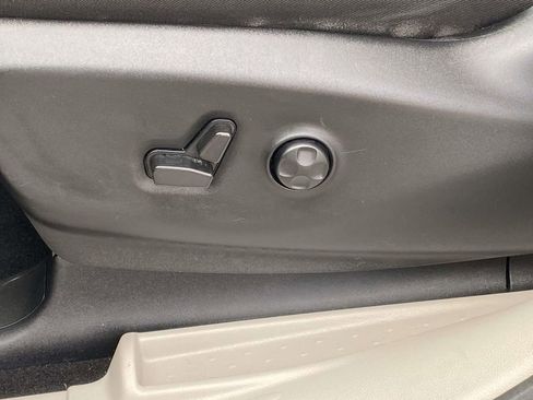 Used 2023 Chrysler Voyager LX image 13