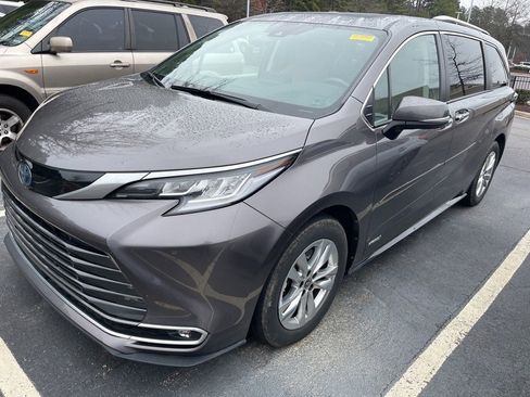 Used 2021 Toyota Sienna Limited image 2