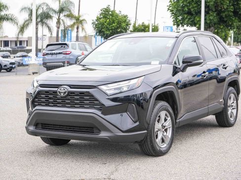 Used 2025 Toyota RAV4 XLE AWD/4WD image 3