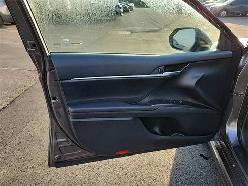 Used 2023 Toyota Camry SE image 18
