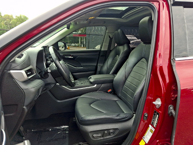 Used 2022 Toyota Highlander XLE AWD/4WD image 9