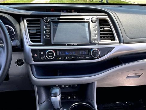 Used 2017 Toyota Highlander XLE AWD/4WD image 19