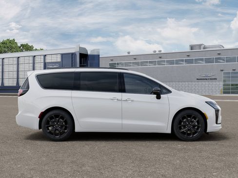 New 2027 Chrysler Pacifica Limited w/ S Appearance Package AWD/4WD image 26
