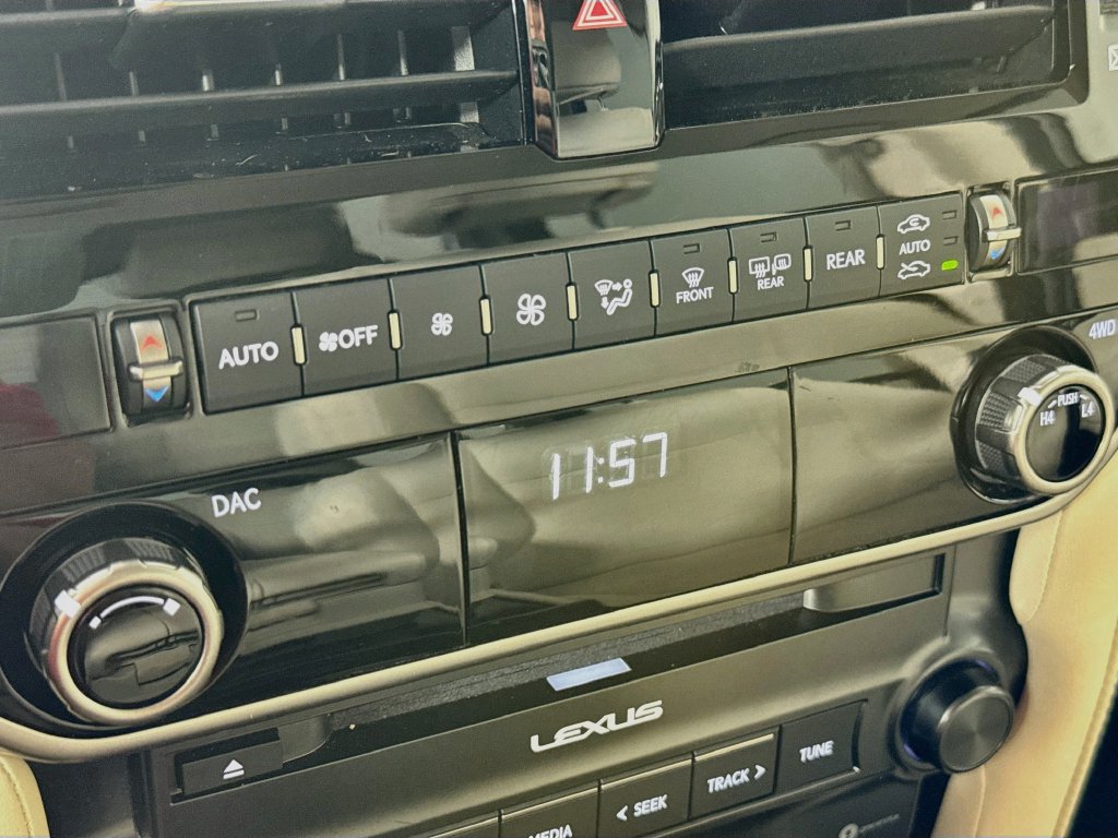 Used 2023 Lexus GX 460 Premium w/ Accessory Package AWD/4WD image 18