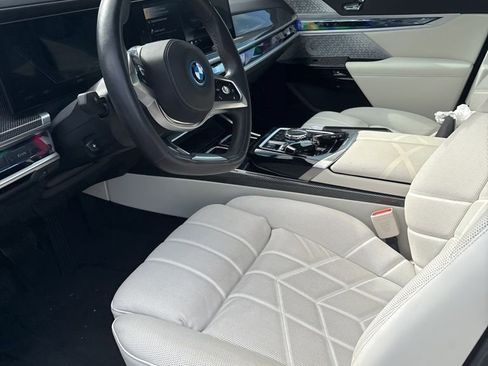 Used 2023 BMW i7 xDrive60 AWD/4WD image 2