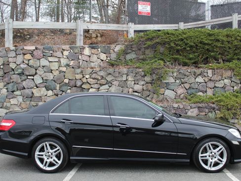 Used 2011 Mercedes-Benz E 550 4MATIC Sedan image 5