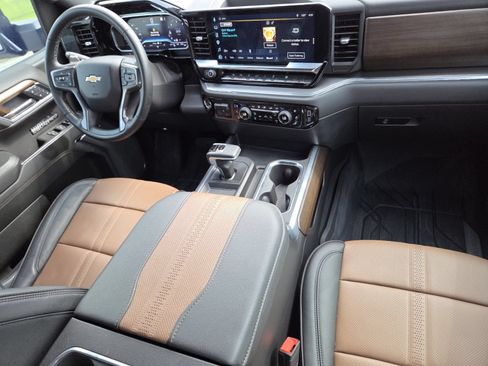 Used 2025 Chevrolet Silverado 1500 High Country w/ Technology Package AWD/4WD image 32