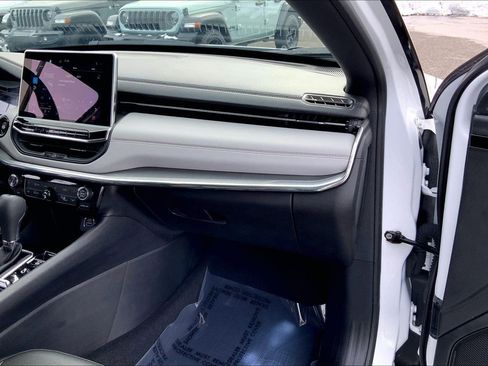 Used 2024 Jeep Compass Limited image 16