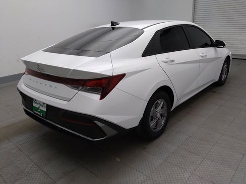 Used 2025 Hyundai Elantra SE FWD image 9