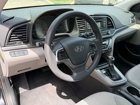 Used 2017 Hyundai Elantra SE FWD image 4