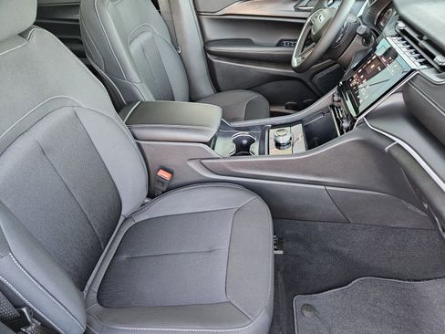 New 2025 Jeep Grand Cherokee L Laredo image 16