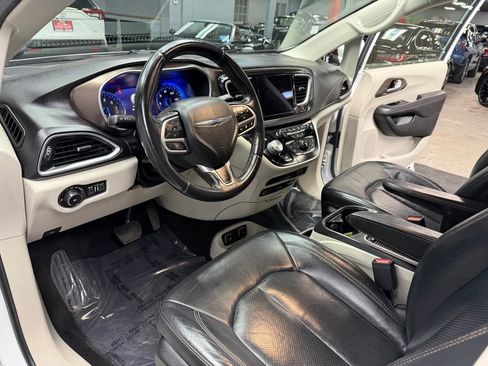 Used 2018 Chrysler Pacifica Touring-L Plus w/ Advanced Safetytec Group FWD image 35