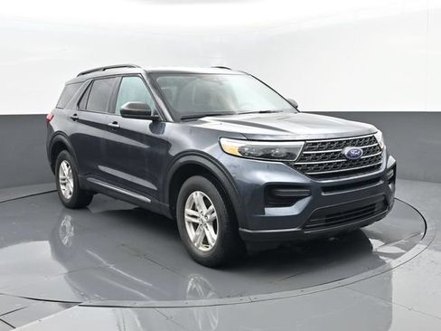 Used 2024 Ford Explorer XLT AWD/4WD image 3
