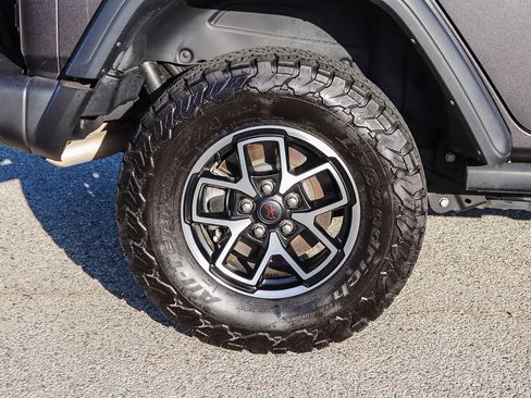 Used 2024 Jeep Wrangler Unlimited Rubicon w/ Convenience Group image 12