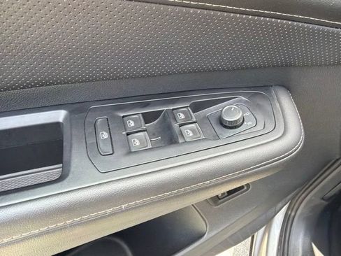 Used 2025 Volkswagen Atlas Cross Sport SE FWD image 11